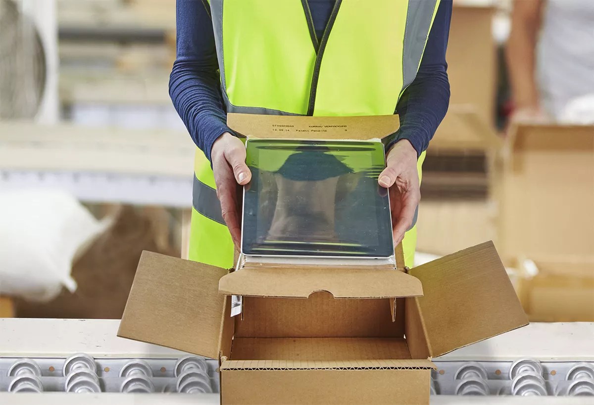 korrvu-warehouse-packing-tablet-2750x1876-mv