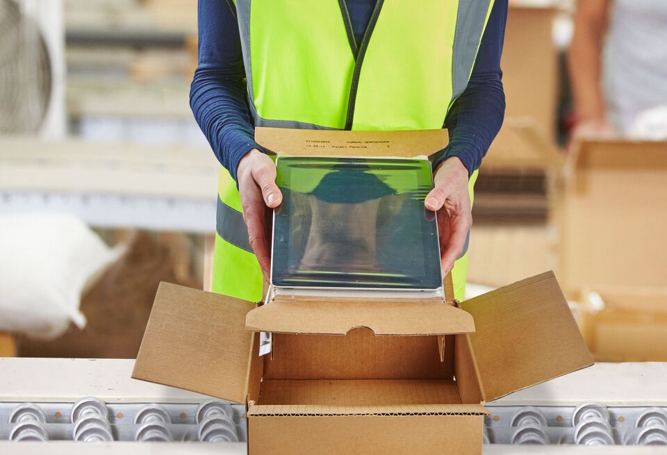 korrvu-warehouse-packing-tablet-2750x1876-mv