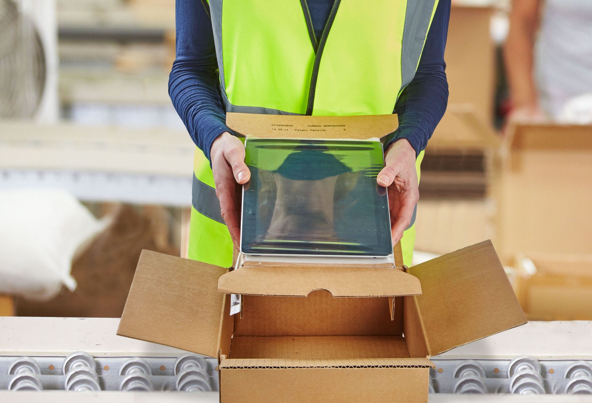 korrvu-warehouse-packing-tablet-2750x1876-mv