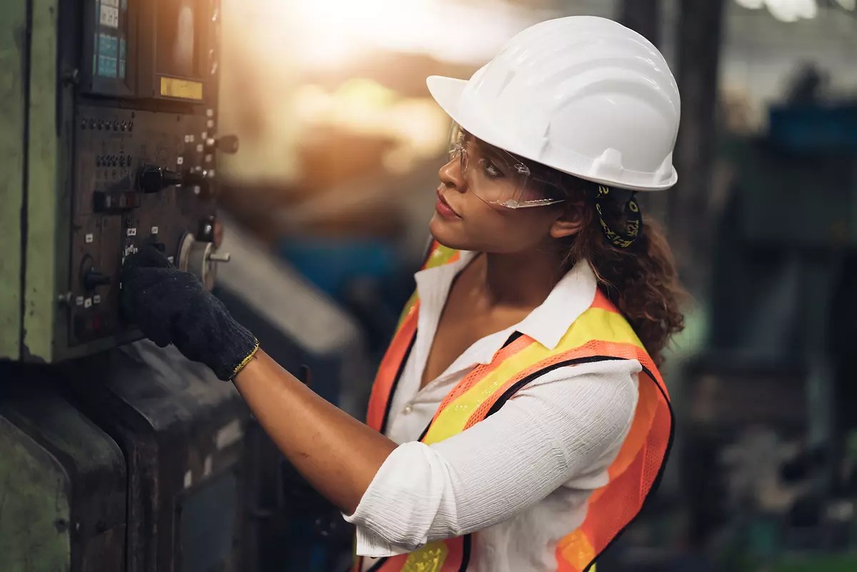 Inudstrial_Manufacturing_Woman