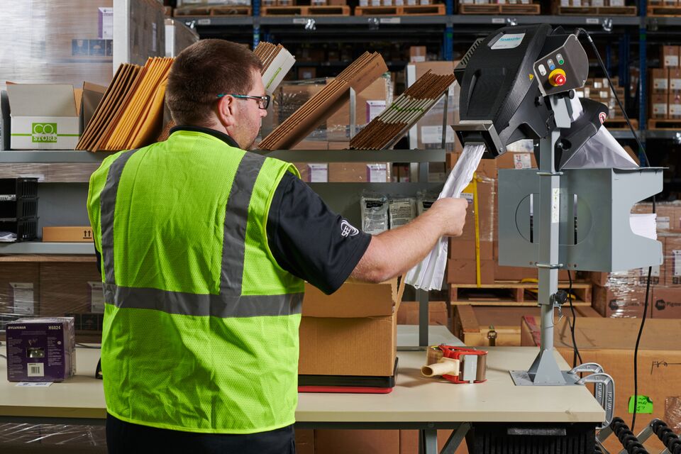 fasfil-jr-workstation-white-warehouse-operator-1-cf-1920x1280