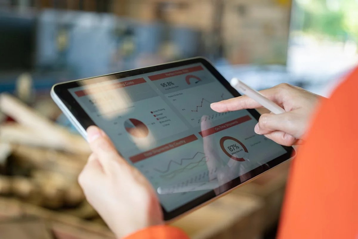 inventory-management-employee-tablet-8-1280x854