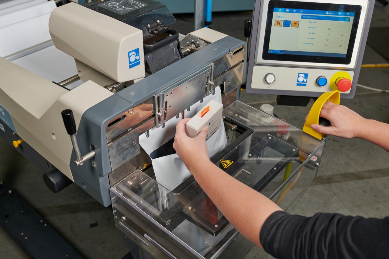 autobag-550-system-closeup-operator-warehouse-2-cf-1280x1280-1