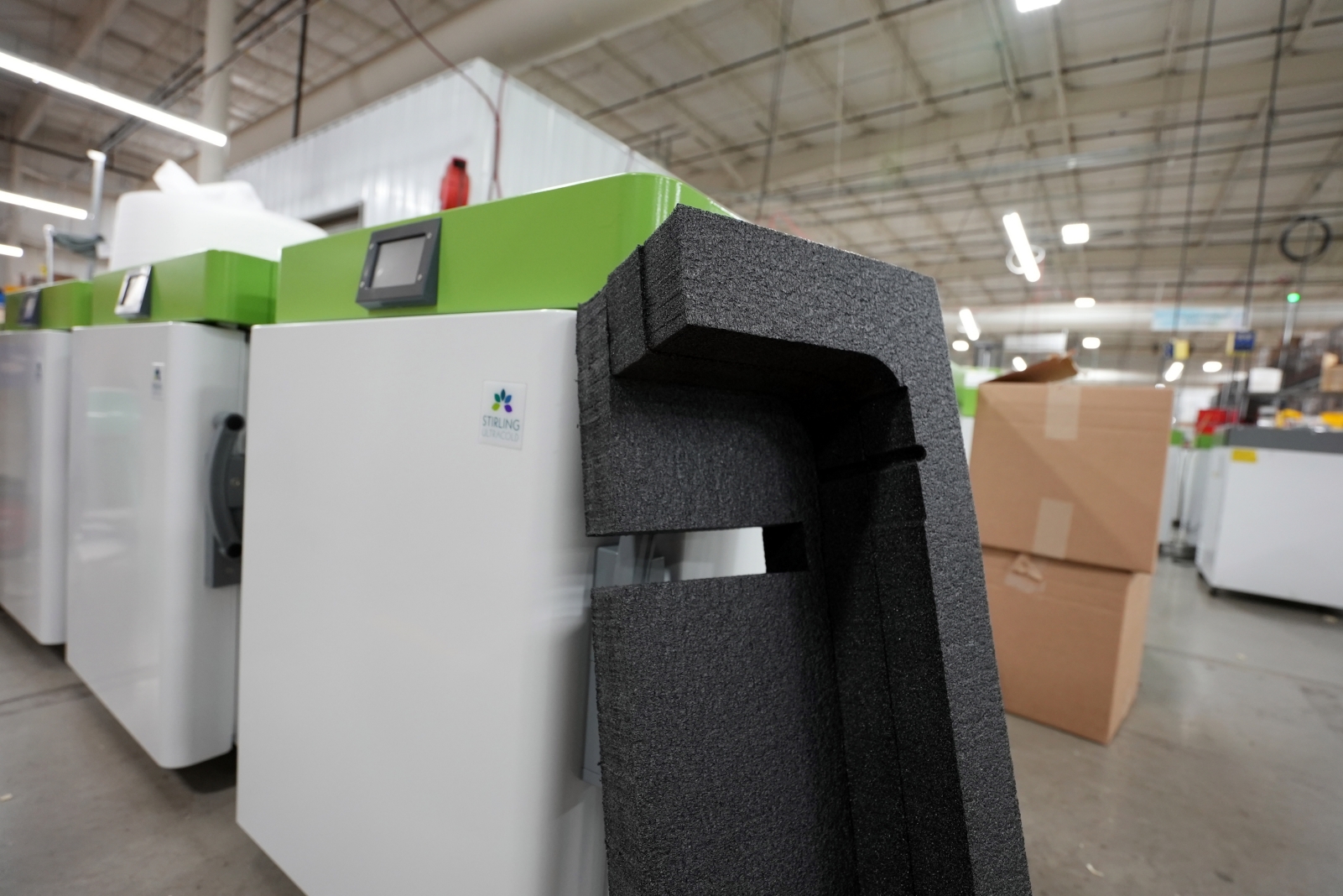 Funcionario-da-Chill-Pak-usando-a-espuma-da-SEALED-AIR-para-embalagem-para-vacina-de-Covid-19