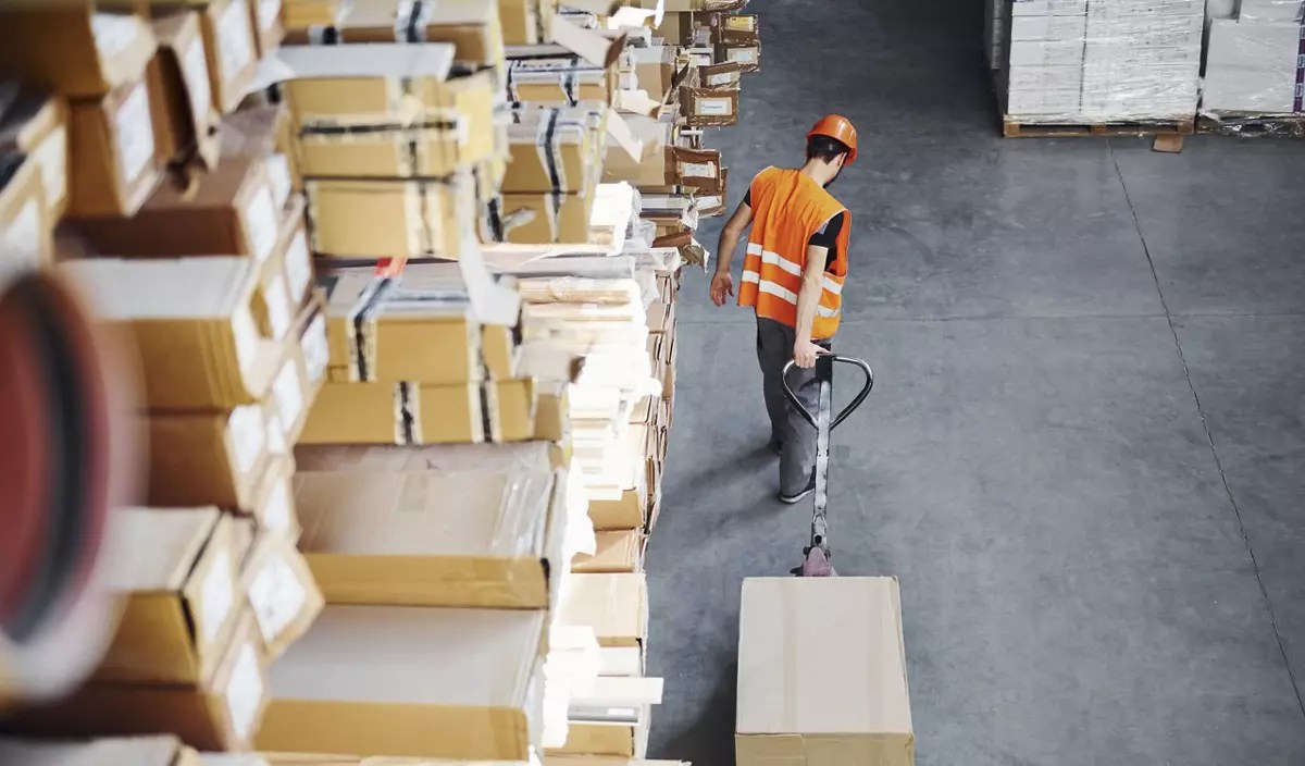 AdobeStock-worker-in-warehouse-1280x750