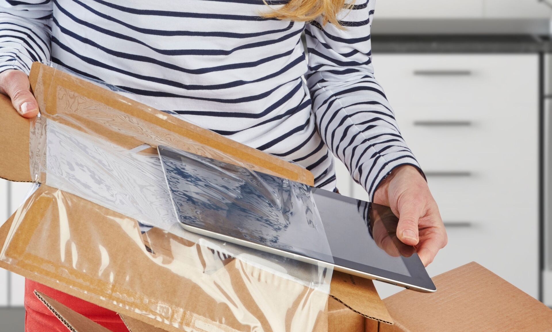 Women_Opening_ipad_Korrvu