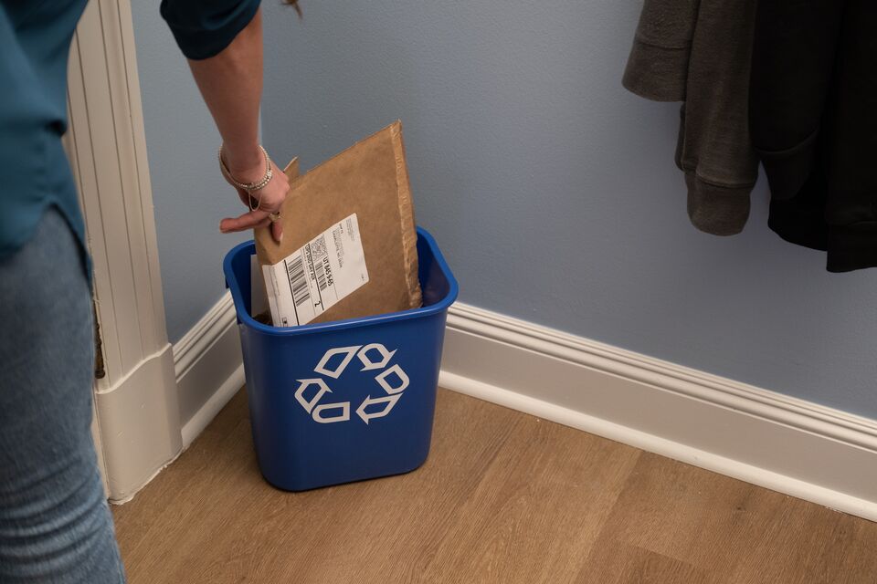 paper-bubble-mailer-lifestyle-recycle-3