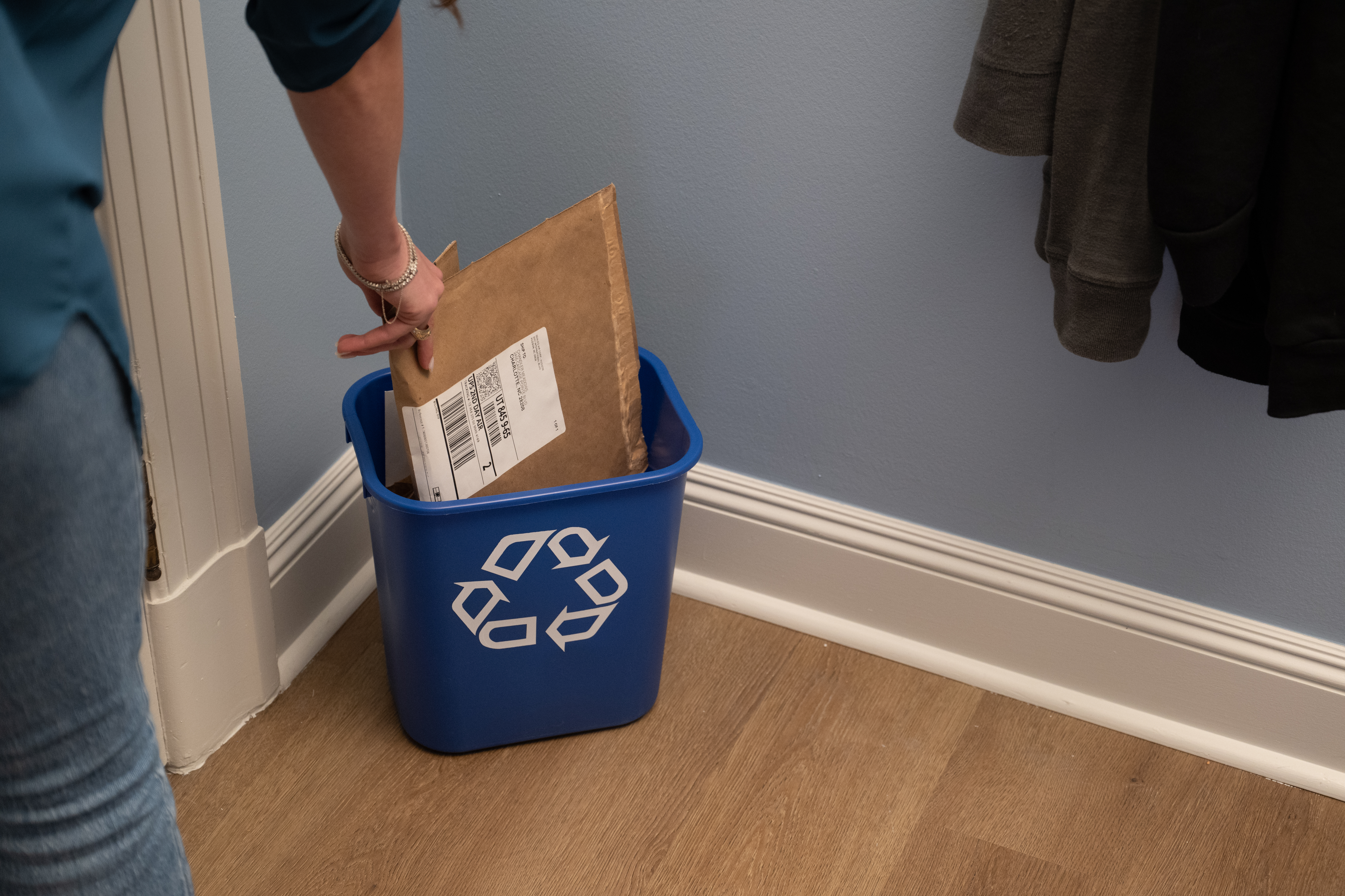 paper-bubble-mailer-lifestyle-recycle-3