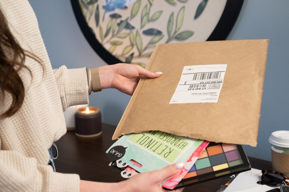 paper-bubble-mailer-lifestyle-beauty-7